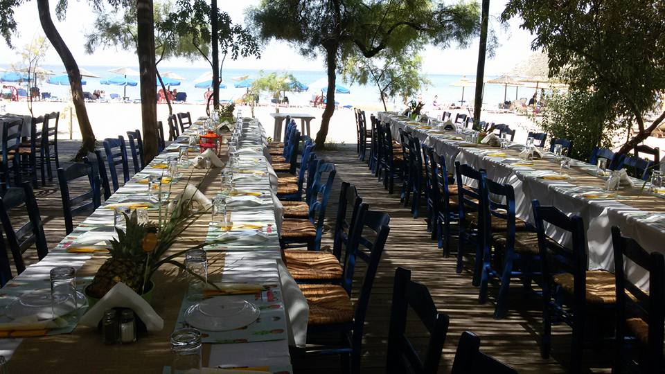 Στολισμένα τραπέζια για εκδήλωση στις Τζιτζιφιές