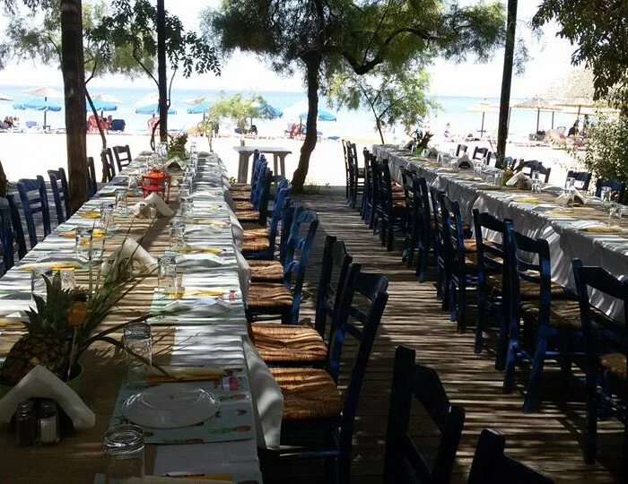 Στολισμένα τραπέζια για εκδήλωση στις Τζιτζιφιές